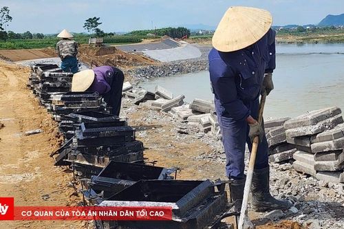 Muôn kiểu thích ứng với nắng nóng khi làm việc ngoài trời