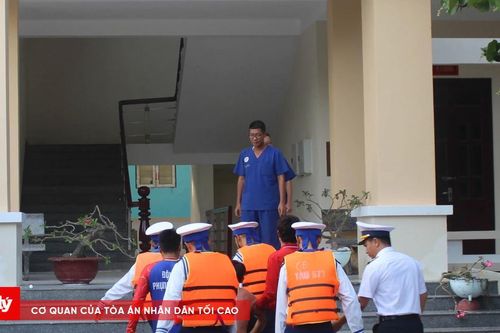 Cấp cứu thuyền viên gặp sự cố trên biển