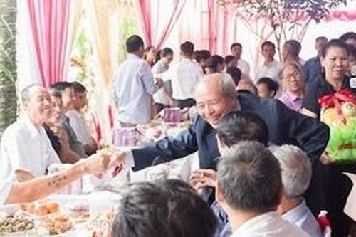 Bố mẹ kỷ niệm 50 năm ngày cưới, 4 con tổ chức linh đình, mời 200 người đến dự