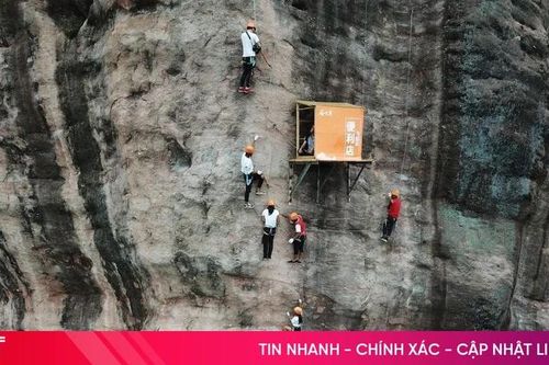 'Cửa hàng tiện lợi' bất tiện nhất thế giới nằm trên vách núi