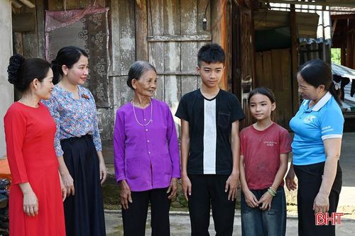 Cán bộ xã góp tiền tiết kiệm, nâng bước trẻ mồ côi đến trường