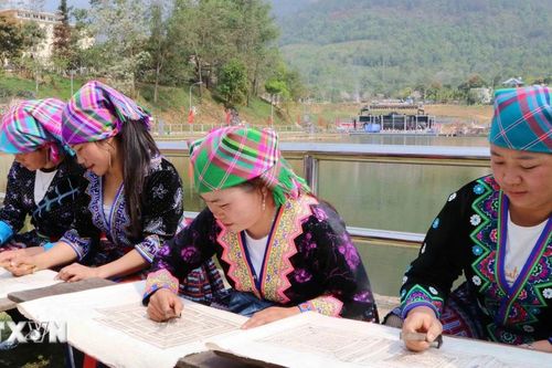 Nét đẹp trong nghệ thuật vẽ sáp ong trên vải của người Mông và Dao Tiền
