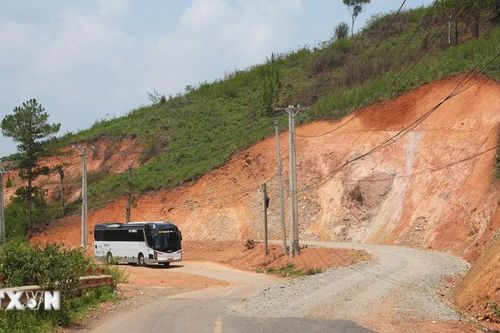 Sạt lở nguy hiểm kéo dài trên tuyến đường Đà Lạt đi Nha Trang