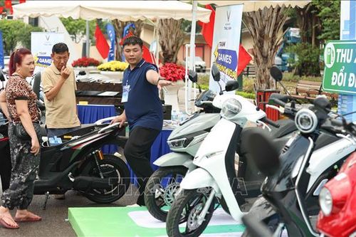 Hà Nội: Người dân hào hứng tham gia chương trình 'hỗ trợ tư vấn thu xăng đổi điện'