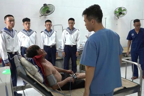 Bệnh xá đảo Song Tử Tây cấp cứu kịp thời ngư dân Quảng Ngãi bị tai nạn trên biển