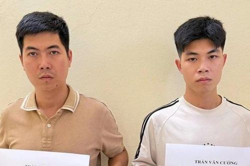 Nghi bố ngoại tình với chủ tiệm cắt tóc, 2 anh em xông vào quán đánh ghen