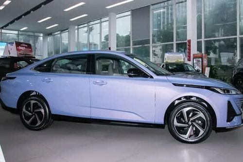 Xe sedan hạng C động cơ tăng áp, giá 340 triệu đồng