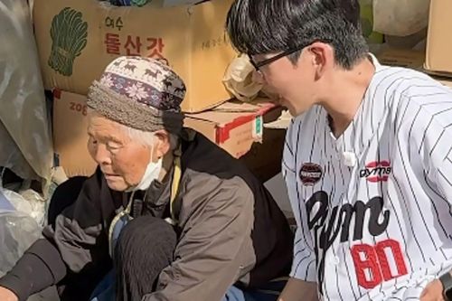 Nhặt giấy vụn sống qua ngày, cụ bà 90 tuổi nhận món quà 'không tưởng' từ nam thanh niên
