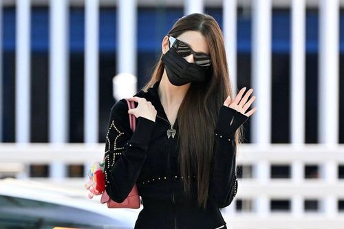 Khung hình sáng ngời ngợi của Jang Won Young (IVE) ở sân bay dù che kín