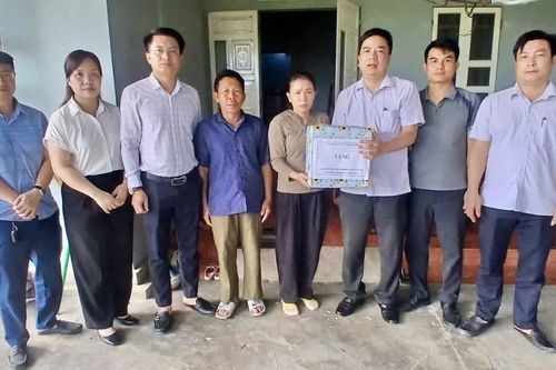 Thăm, tặng quà gia đình nạn nhân bị tai nạn lao động