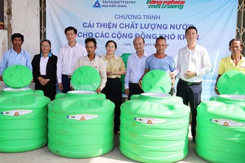 Trao bồn chứa nước cho người dân vùng hạn mặn xã Kiên Lương