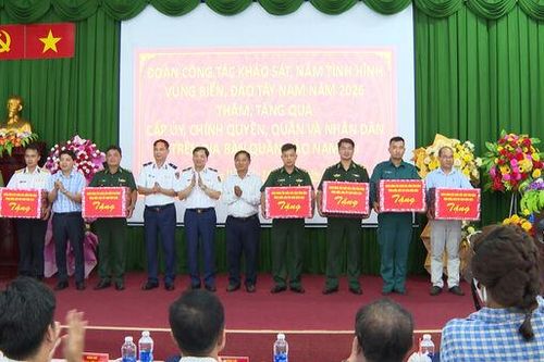 Cảnh sát biển Việt Nam thăm, tặng quà quân và dân Tiểu khu An Sơn