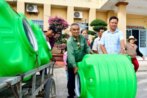 Trao bồn nước, máy lọc nước cho người dân xã Đông Thái