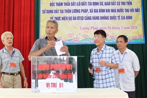 Hàng trăm hộ dân tham gia bốc thăm đất tái định cư dự án sân bay Gia Bình