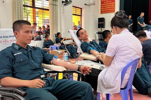 Chiến sĩ mới Sư đoàn 375 hiến hơn 400 đơn vị máu
