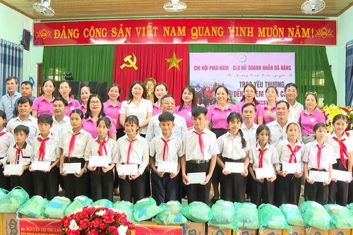 Tặng quà trị giá gần 150 triệu đồng cho trẻ em xã miền núi Trà Tập
