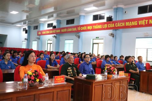 Giao lưu tiếp nối truyền thống hào hùng 'Câu chuyện thời hoa lửa'