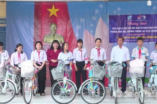 Trao tặng 70 xe đạp cho học sinh có hoàn cảnh khó khăn khu vực biên giới