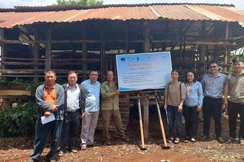 Gia Lai: Trao mô hình sinh kế cho người trồng cà phê gần rừng