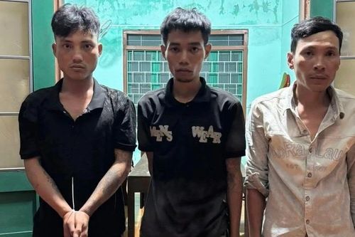 Tạm giữ 3 đối tượng trốn trong phòng ngủ 'đập đá'