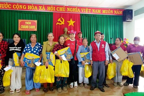 Tổ chức Help For Vietnam trao quà cho hộ dân khó khăn ở xã Đề Gi