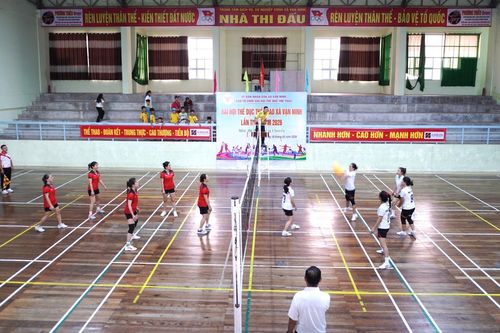 Khai mạc Giải bóng chuyền hơi nữ ngành Giáo dục xã Vạn Ninh