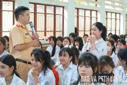 Trên 700 học sinh trường THPT Hòa Bình được hướng dẫn kỹ năng lái xe gắn máy an toàn
