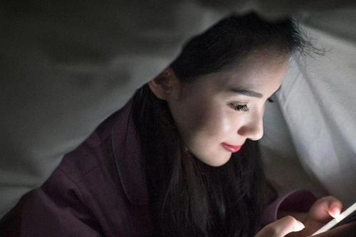 'Đột quỵ mắt' khi dùng điện thoại trước giờ ngủ và cách phòng tránh