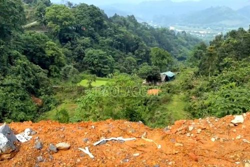 Xã Cốc San chỉ đạo hỗ trợ di chuyển hộ dân dưới chân bãi thải đến vị trí an toàn