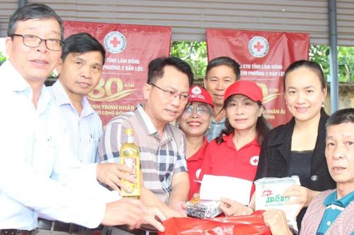 Trao 260 suất quà hỗ trợ người dân khó khăn tại 'Phiên chợ 0 đồng'