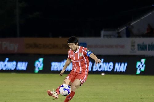 Công Phượng lập siêu phẩm ngày tái xuất, Đồng Nai thắng Đại học Văn Hiến 3-0 để xây chắc ngôi đầu
