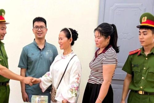Một người dân Lâm Đồng nhận lại 2,9 tỷ đồng chuyển nhầm