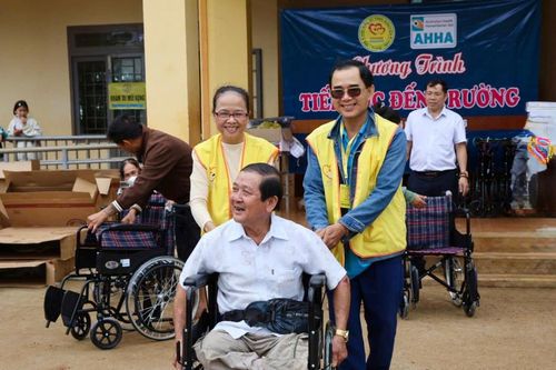 Khám, cấp thuốc miễn phí cho hơn 700 người ở xã biên giới Tuy Đức