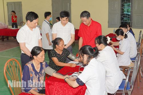 Khám, cấp thuốc miễn phí cho gia đình chính sách, nạn nhân chất độc da cam, người có hoàn cảnh khó khăn