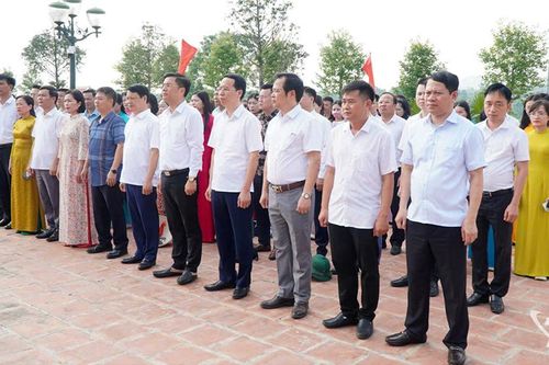 Đoàn đại biểu phường Quyết Thắng báo công tại Khu di tích lịch sử La Bằng