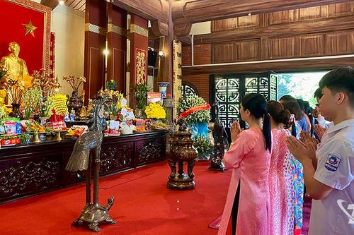 Trường THPT Chu Văn An báo công dâng Bác tại ATK Định Hóa