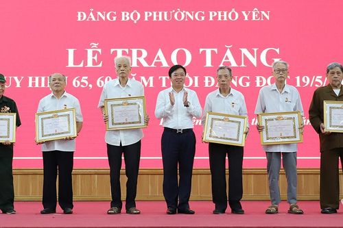 Đồng chí Bùi Văn Lương trao tặng Huy hiệu Đảng tại phường Phổ Yên