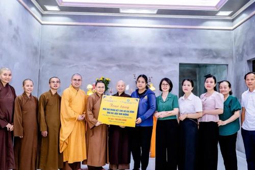 Thanh Hóa: Ban Từ thiện xã hội Phật giáo tỉnh trao hỗ trợ nhà Đại đoàn kết và giếng nước sạch