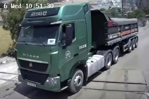 Tài xế xe đầu kéo tông gãy cần chắn đường sắt ở Khánh Hòa