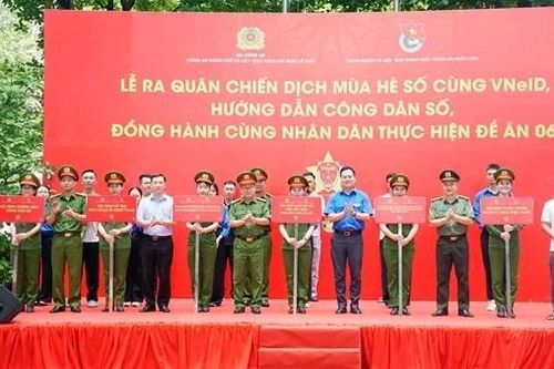'Đi từng ngõ, gõ từng nhà' đưa tiện ích số đến với người dân