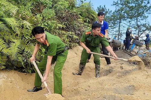 Công an xã cùng nhân dân ra quân làm đường liên thôn ngày thứ bảy