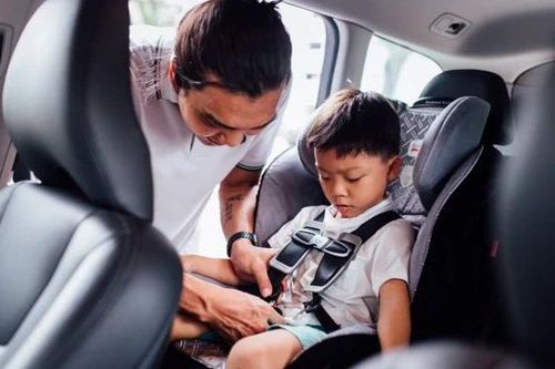 Đi ô tô ôm con ngồi ghế phụ cũng có thể bị phạt