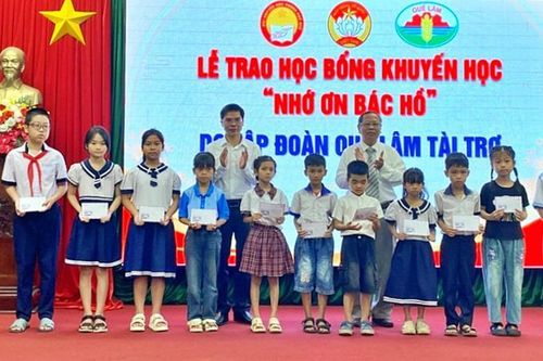 Hội Khuyến học thành phố Huế trao 100 suất học bổng nhân kỷ niệm Ngày sinh Chủ tịch Hồ Chí Minh