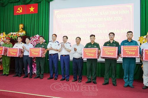 Thăm, tặng quà quân và dân trên quần đảo Nam Du