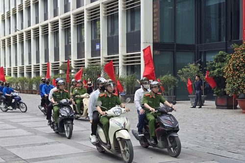 Tuổi trẻ C06 ra quân hỗ trợ người dân dùng VNeID mùa cao điểm hè
