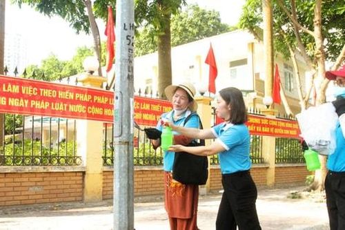 Phường Hà Đông chung tay làm sạch phố phường từ việc bóc xóa quảng cáo trái phép