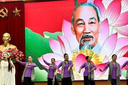 Phụ nữ Thủ đô gửi lời ca dâng Bác