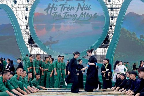Bộ đội cùng sinh viên, người dân nhảy sạp, xác lập kỷ lục 1.000 đôi sạp lớn nhất Việt Nam