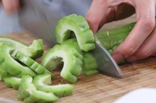 Chồng cầu cứu mẹ dạy vợ làm gỏi mướp đắng thanh mát giàu đạm giải ngán cho mình