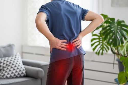 Nguyên nhân, phương pháp điều trị đau lưng lan xuống mông và chân